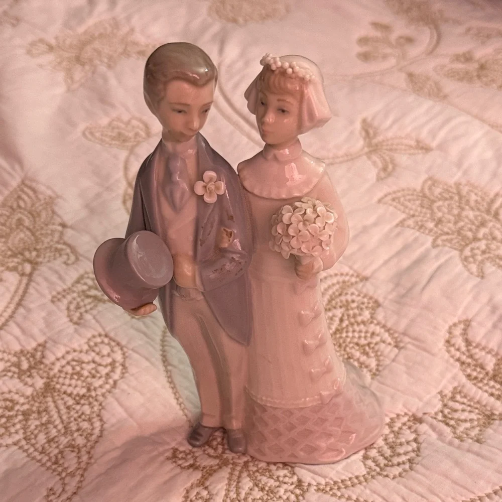 Lladro Retired Elegant Porcelain Bride and Groom Wedding
